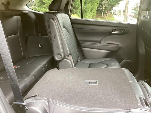 Midnight Black Metallic 2023 Toyota Highlander XLE