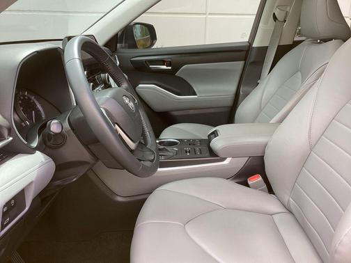 Midnight Black Metallic 2023 Toyota Highlander XLE