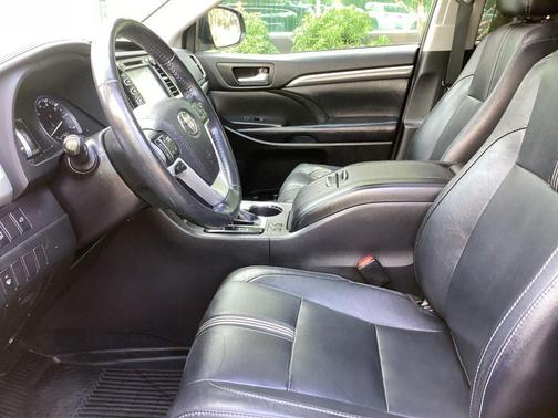Midnight Black Metallic 2017 Toyota Highlander SE