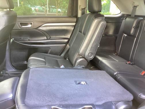 Midnight Black Metallic 2017 Toyota Highlander SE