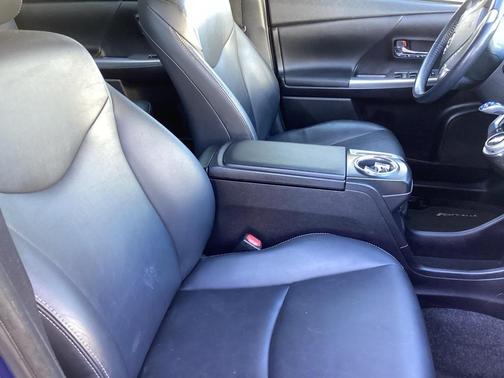 2015 Toyota Prius v Five