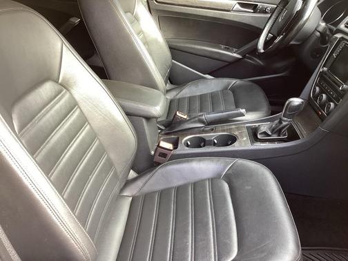 2017 Volkswagen Passat 1.8T SEL Premium