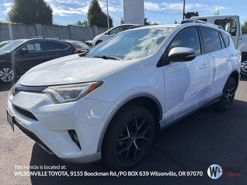 Super White 2018 Toyota RAV4 SE