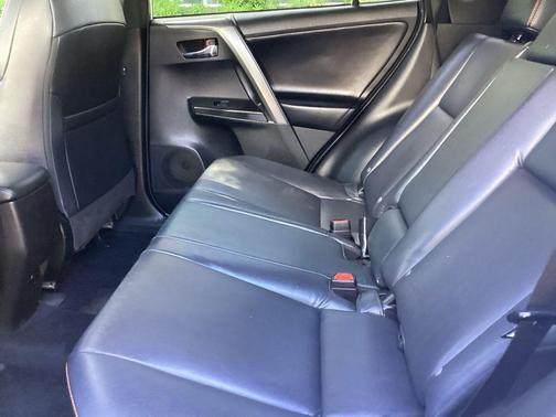 Super White 2018 Toyota RAV4 SE