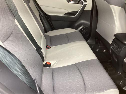 Ice Cap 2024 Toyota RAV4 Hybrid XLE