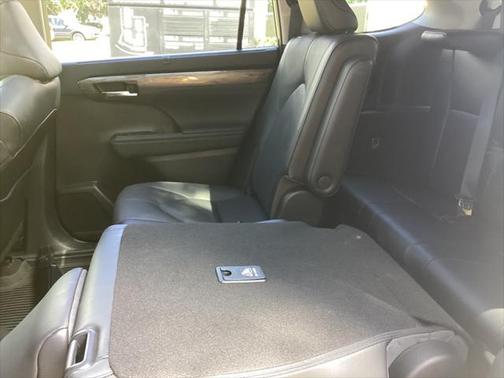 2023 Toyota Highlander Hybrid Platinum