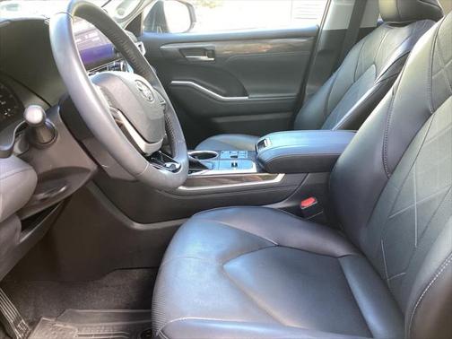 2023 Toyota Highlander Hybrid Platinum