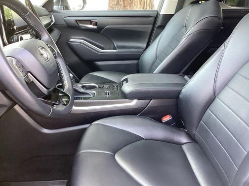 Blizzard Pearl 2021 Toyota Highlander Hybrid XLE