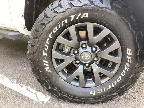 White 2022 Toyota Tacoma SR5