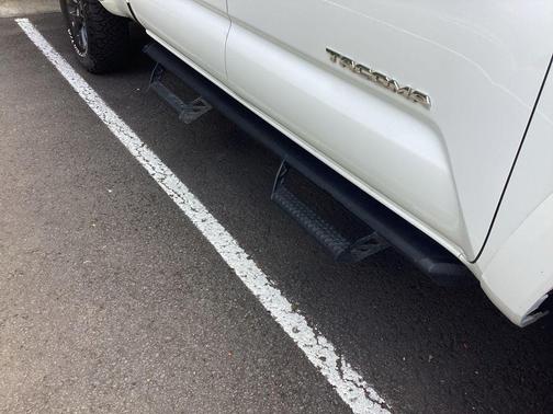 White 2022 Toyota Tacoma SR5