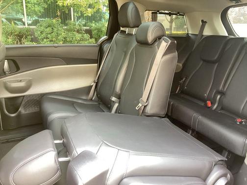 Ceramic Silver 2025 Kia Carnival SX