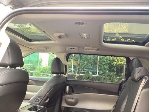 Ceramic Silver 2025 Kia Carnival SX