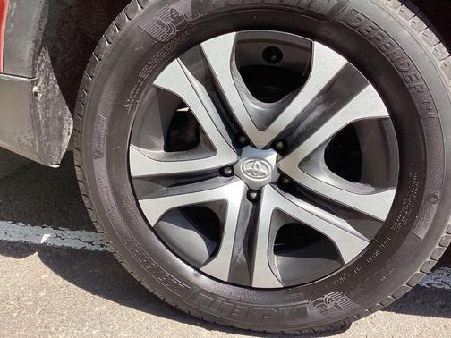 Ruby Flare Pearl 2018 Toyota RAV4 LE