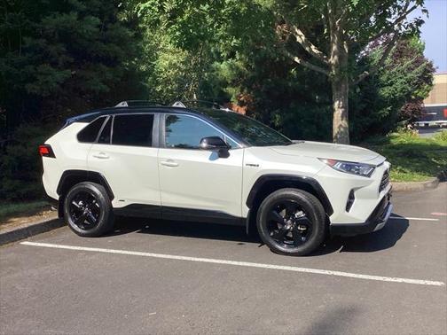 2020 Toyota RAV4 Hybrid SE