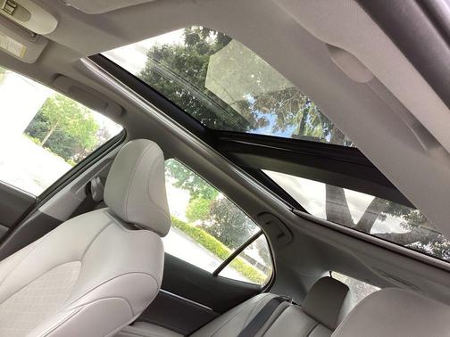 Wind Chill Pearl 2018 Toyota Camry XSE