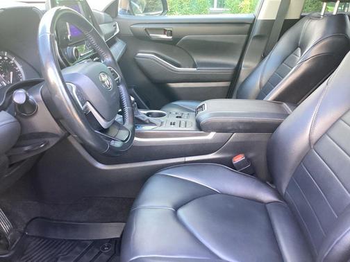 Magnetic Gray Metallic 2023 Toyota Highlander XLE