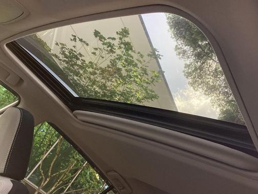 Super White 2018 Toyota RAV4 XLE