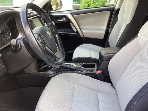 Super White 2018 Toyota RAV4 XLE