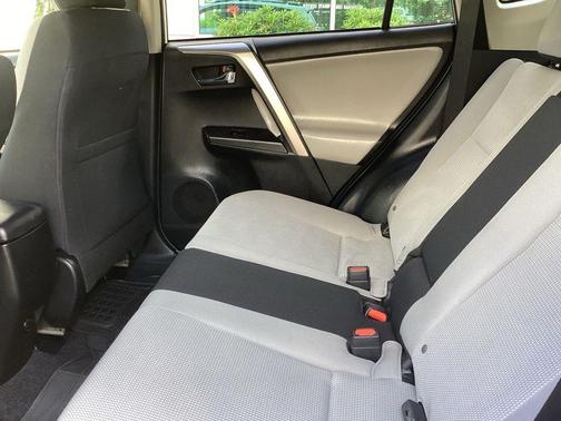 Super White 2018 Toyota RAV4 XLE