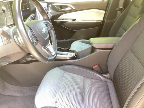Sterling Gray Metallic 2025 Chevrolet Trax LT