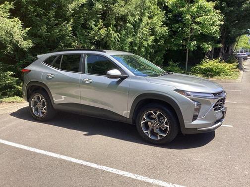Sterling Gray Metallic 2025 Chevrolet Trax LT