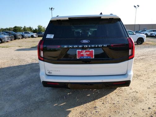 Star White 2027 Ford Expedition Platinum