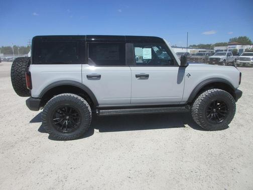 Avalanche Gray 2026 Ford Bronco Outer Banks