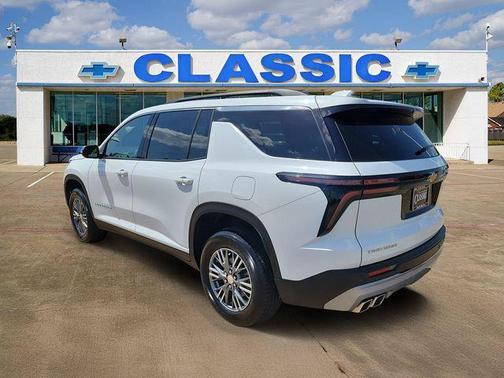 Summit White 2025 Chevrolet Traverse LT