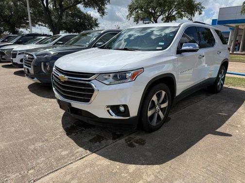 Iridescent Pearl Tricoat 2018 Chevrolet Traverse LT Leather