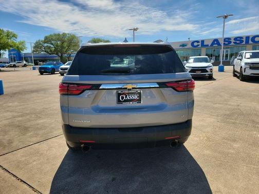 Sterling Gray Metallic 2023 Chevrolet Traverse LT Cloth