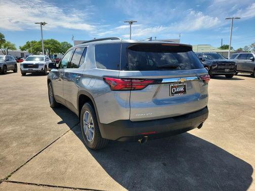 Sterling Gray Metallic 2023 Chevrolet Traverse LT Cloth