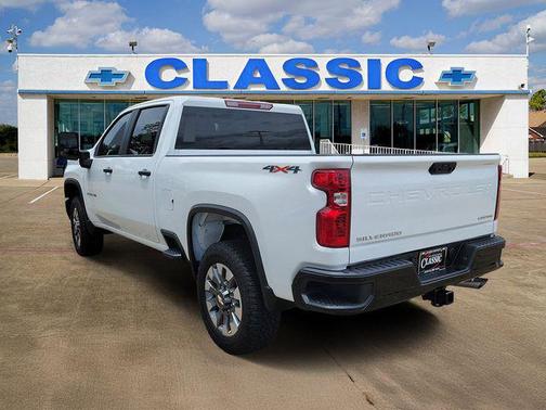 Summit White 2026 Chevrolet Silverado 2500 Custom