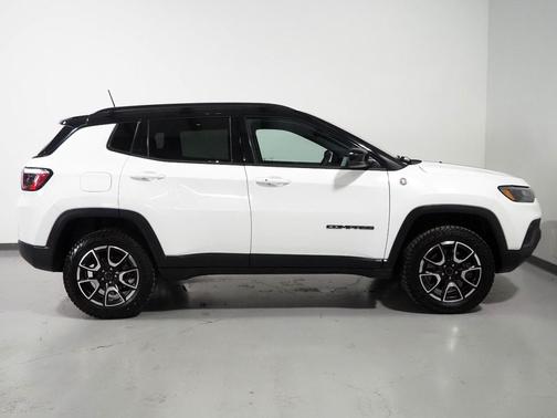 Bright White Clearcoat 2025 Jeep Compass Trailhawk