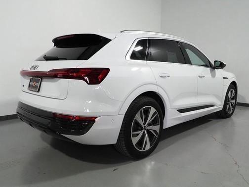 2024 Audi Q8 e-tron Premium Plus