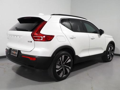 Crystal White Metallic 2024 Volvo XC40 B5 Plus Dark Theme