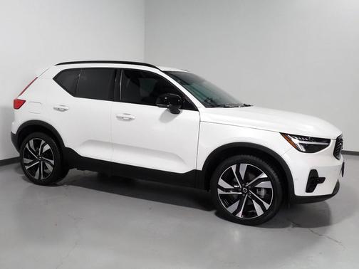 Crystal White Metallic 2024 Volvo XC40 B5 Plus Dark Theme