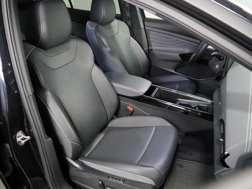 Deep Black Pearl 2023 Volkswagen ID.4 *PANORAMA GLASS ROOF, NAVIGATION, DIGITAL COCKPIT, ADAPTIVE CRUISE, SAFETY ALERTS, BACKUP-CAMERA, HEATED SEATS/STEERING, POWER LIFTGATE, WIRELESS CHARGING, ANDROID & APPLE