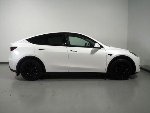 Pearl White Multi-Coat 2022 Tesla Model Y Long Range Dual Motor All-Wheel Drive