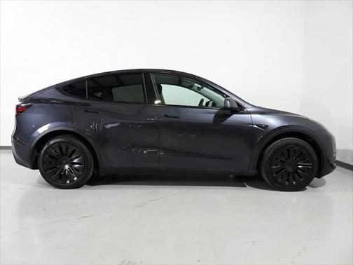2024 Tesla Model Y *AUTOPILOT, NAVIGATION, SAFETY ALERTS, ADAPTIVE CRUISE, SURROUND VIEW CAMERAS, PANORAMA GLASS ROOF, HEATED SEATS/STEERING WHEEL, WIRELESS CHARGING