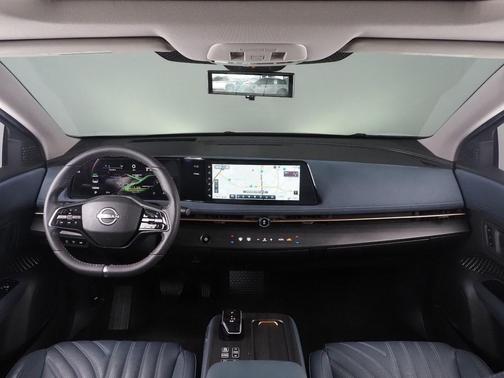 Everest White Pearl Tricoat/Black Diamond Pearl 2024 Nissan ARIYA PLATINUM+