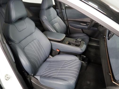 Everest White Pearl Tricoat/Black Diamond Pearl 2024 Nissan ARIYA PLATINUM+