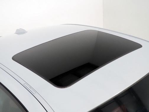 2023 BMW 330e *M SPORT PKG, HEADS-UP DISPLAY, NAVIGATION, CURVED DISPLAY, SAFETY ALERTS, BACKUP-CAMERA, MOONROOF, HEATED SEATS/STEERING, COMFORT ACCESS, HARMAN/KARDON, WIRELESS CHARGING, ANDROID & APPLE