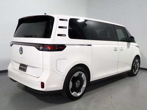 2025 Volkswagen ID. Buzz *NAVIGATION, ADAPTIVE CRUISE, SAFETY ALERTS, BACKUP-CAMERA, COLOR TOUCHSCREEN, CLIMATE/MASSAGE SEATS, HEATED STEERING, POWER LIFTGATE, WIRELESS CHARGING, ANDROID & APPLE