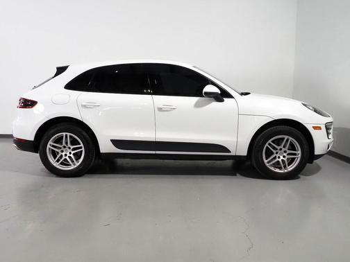2018 Porsche Macan *PANORAMA MOONROOF, SAFETY ALERTS, BACKUP-CAMERA, COLOR TOUCHSCREEN, HEATED SEATS, KEYLESS ENTRY, POWER LIFTGATE, 18 INCH ALLOYS, BLUETOOTH PHONE & AUDIO