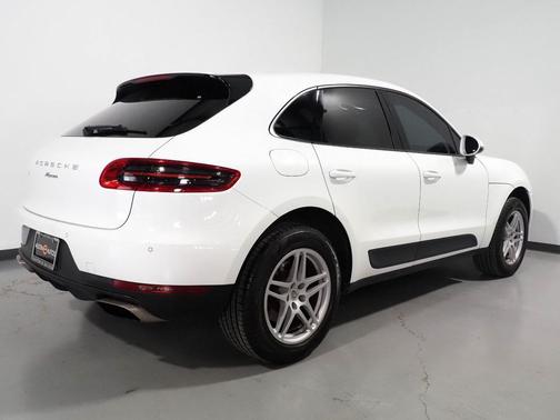 2018 Porsche Macan *PANORAMA MOONROOF, SAFETY ALERTS, BACKUP-CAMERA, COLOR TOUCHSCREEN, HEATED SEATS, KEYLESS ENTRY, POWER LIFTGATE, 18 INCH ALLOYS, BLUETOOTH PHONE & AUDIO