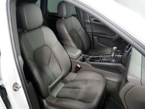 2018 Porsche Macan *PANORAMA MOONROOF, SAFETY ALERTS, BACKUP-CAMERA, COLOR TOUCHSCREEN, HEATED SEATS, KEYLESS ENTRY, POWER LIFTGATE, 18 INCH ALLOYS, BLUETOOTH PHONE & AUDIO