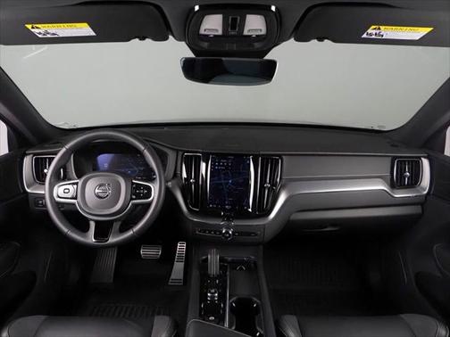 2022 Volvo XC60 B5 R-Design