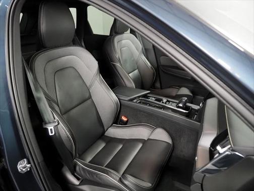 2022 Volvo XC60 B5 R-Design