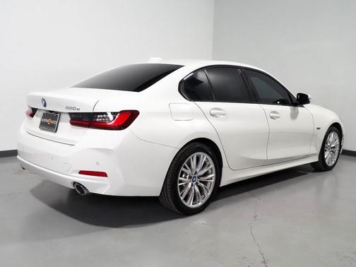 2023 BMW 330e *HEADS-UP DISPLAY, NAVIGATION, CURVED DISPLAY, SAFETY ALERTS, BACKUP-CAMERA, MOONROOF, HEATED SEATS/STEERING, COMFORT ACCESS, HARMAN/KARDON, ANDROID & APPLE