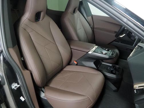 Mineral White Metallic 2024 BMW iX xDrive50